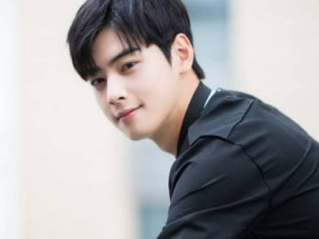 Pose Unyu Bawa Boneka Hingga Selimutan, Cha Eun Woo Malah Digoda Fans