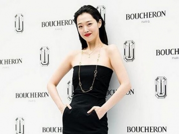 Unggah Foto Selfie Bareng Kakek-Nenek Tanpa Make Up, Sulli Banjir Pujian