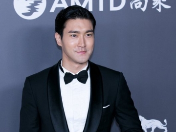 Ganteng Kenakan Setelan Jas, Siwon Hadiri Undangan Makan Malam di Blue House