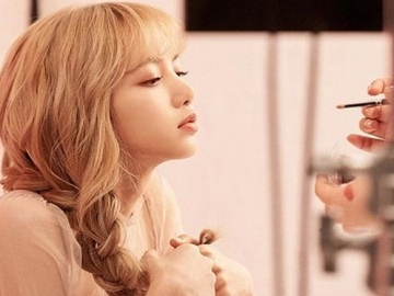 Menggoda Berlipstik Merah, Lisa Bikin Fans Teriak di Video Teaser Comeback Black Pink
