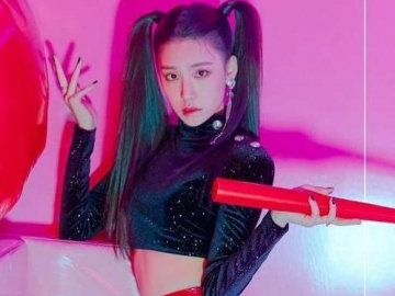 Tampil Kasual Pakai Sweter di Bandara, Penampilan Yeji ITZY Malah Disebut Menyeramkan