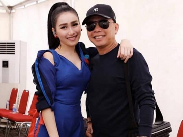 Ayu Ting Ting Ternyata Masih Disuapi Makan Sang Ayah, Netizen Malah Fokus Soroti Hal Ini
