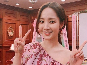 Park Min Young Menawan Pamer Bahu Mulus di Majalah, Netter: Paling Cantik Sejagad Drakor