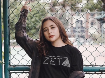 Prilly Latuconsina Pamer Trofi Penghargaan, Netter Ramai Beri Selamat