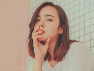 8 Outfit Monokrom Hitam Putih yang Instagramable ala Pamela Bowie, Cute Hingga Seksi