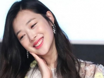 Sulli Tampil Cantik di Bandara, Netter: Siapa Tahu Nanti Malam Kumat Lagi Gilanya