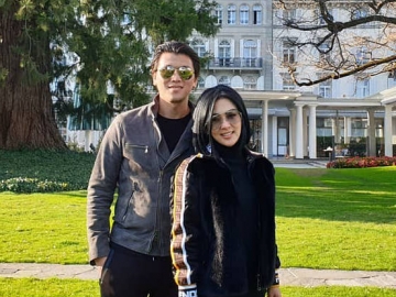 Syahrini Ketahuan Pakai Sandal 15 Juta, Netter Malah Salah Fokus dengan Hal Ini