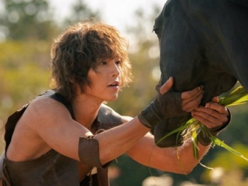 Tampil Gondrong, Song Joong Ki Tunjukkan Pesonanya sebagai Pria Berkuda di ‘Arthdal Chronicle’