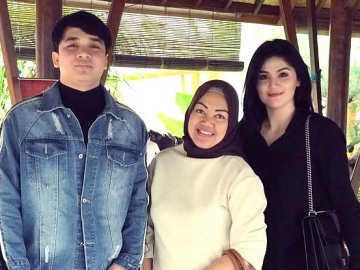Billy Syahputra Cium Tangan Ibunda Hilda Vitria, Reaksi Netter Tak Terduga