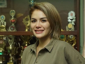 Melahirkan Tanpa Suami, Ini Sosok yang Mengazani Bayi Mungil Nikita Mirzani