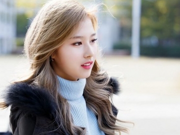 Berasa di Rumah, Sana Tak Pakai Alas Kaki Hingga Tiduran di Paha Member Twice Saat Fan Sign