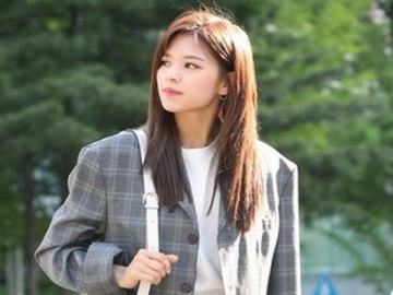 Usai Nayeon, Kini Giliran Jeongyeon Sukses Pikat Fans Pose Bawa Lightstick Terbaru Twice