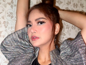 Pamer Foto Sentuh Kakbah, Irma Darmawangsa Dihujat Netter