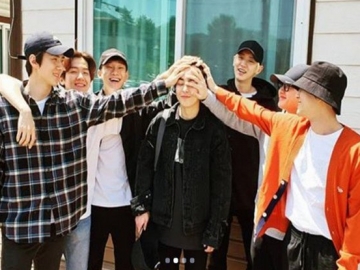 Mulai Masuk Wamil, Member EXO Lepas Kepergian Xiumin Meski Tanpa Lay-Suho