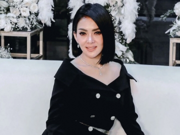 Perdana Diimami Papa Mertua, Syahrini Girang Hingga Akui Rindu Mendiang Ayah