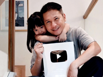 Dapatkan ‘Silver Play Button’ dari YouTube, Gading Marten Lakukan Perayaan dengan Gempita