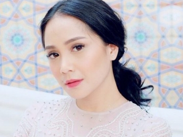 Anti Gengsi, Nagita Slavina Rela Kepanasan Naik Metro Mini Demi Belanjakan Para Asisten