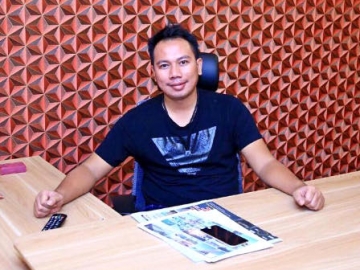 Pamer Kemesraan dengan Cewek Baru, Ini 7 Wanita Cantik yang Pernah Jatuh ke Pelukan Vicky Prasetyo