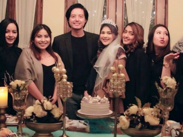 Roger Danuarta Beri Kado Ponsel Baru, Cut Meyriska Ucapkan Terima Kasih Pakai ‘Hati’