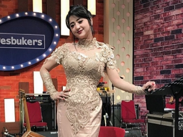 Tangis Pilu Dewi Persik Pecah Melihat Tangan Sang Ayah Ditali Oleh Dokter, Kenapa?