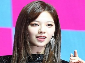 Jeongyeon Mendadak Nangis Saat Nyanyi di Atas Panggung Bareng Twice, Kenapa?