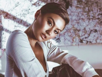 Agnes Monica Pamer Boomerang Cantik, Buah Dada 'Nongol' Curi Perhatian Netter