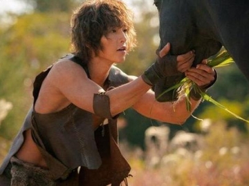 Kim Ji Won Makin Cantik, Joong Ki Sanggar Berambut Panjang di Poster 'Arthdal Chronicles' Part II