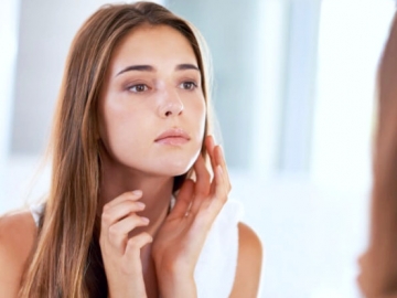 Punya Wajah Berminyak? Simak 8 Penyebab Ini Agar Semakin Mudah Atasi