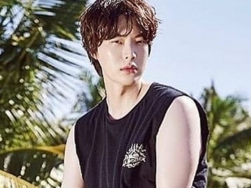 Topless Hingga Duduk Santai di Atas Motor, Intip Serunya Pemotretan Ahn Jae Hyun di Bali