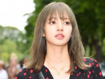 Seperti Tengah Pemotretan, Cantiknya Lisa BLACKPINK Saat Jalan-Jalan di Paris