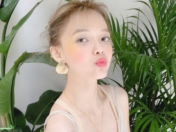 Selalu Dihujat Soal Berat Badan, Jimin AOA Malah Pede Pose Seksi Pamer Belahan Dada