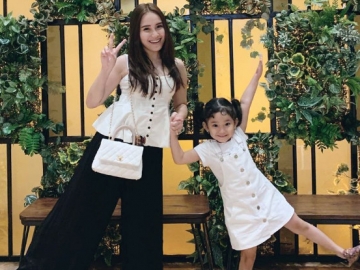 Ayu Ting Ting Bagikan Foto Bikin Haru Usai Kabar ‘Pesbukers’ Perlakukan Bak Sampah, Membenarkan?