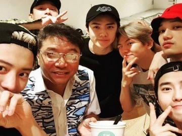 Usai Antar D.O Wamil, Lay Bikin Fans Heboh Lagi Usai Pose Bareng Member EXO Lain dan Lee Soo Man
