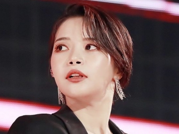 Bikin Heboh, Solar Mamamoo Tampil Seksi Pamer Belahan Dada dan Perut Rata di Bandara