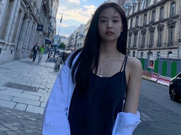 Pamer Bahu Mulus Sambil Goyang-Goyang, Jennie Bikin Fans Senyum-Senyum Sendiri