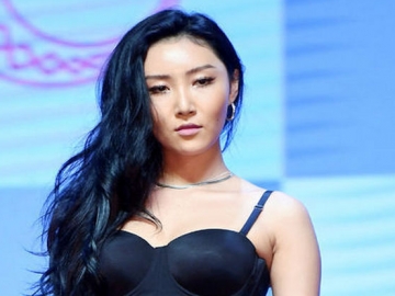 Pede Tampil Tanpa Bra di Bandara, Hwasa Mamamoo Bikin Wanita Risih dan Geli
