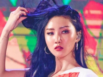 Biasa Tampil Nyentrik, Gaya Hwasa di Bandara Tanpa Pakai Bra Tuai Komentar Positif