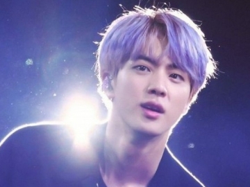 Tampil Kece Berkecamata di Bandara, Gaya Fashion Jin BTS Tuai Sorotan