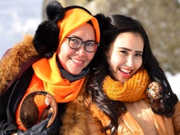 Dihujat Usai Pamer Aurat Saat Pakai Baju Renang, Ayu Ting Ting Salahkan Sang Ibu?