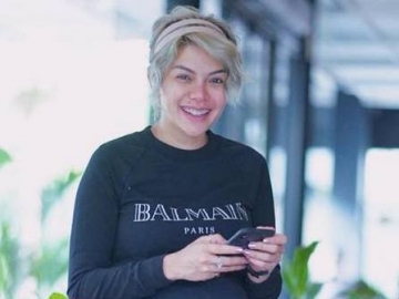 Nikita Mirzani Berderai Air Mata di Atas Jenazah Sosok Ini Seraya Ungkap Penyesalan, Siapa?