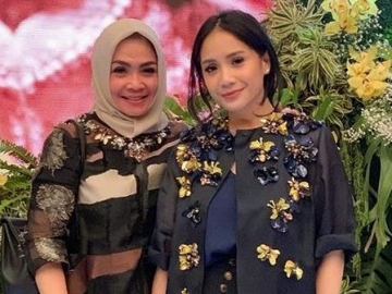 Rieta Kembali Bikin 'Sesak Napas', Busana 'Biasa' Ibu Nagita Ini Ternyata Miliki Harga Fantastis