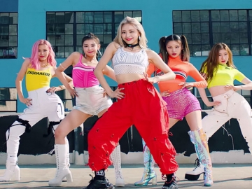 Rilis MV Lagu 'ICY', Visual Hingga Kostum Mewah Para Member ITZY Tuai Sorotan