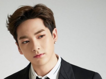 Jadi Penerjemah, Aron NU'EST Bantu Selamatkan Nyawa Anak yang Sakit di Pesawat