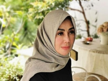 Berusia 54 Tahun, Gaya Ibunda Raffi Ahmad Nonton Konser Westlife Disanjung Awet Muda