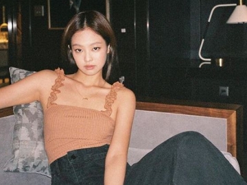 Pamer Pundak Mulus Sambil Gigit Jari, Jennie Bikin Netter Makin Klepek-Klepek