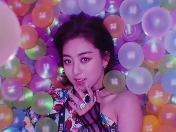 Bikin Fans Ikutan Gemas, Kang Daniel Ternyata Pernah Pakai Syal Buatan Tangan Jihyo