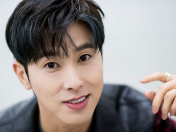 Pakai Celana Pendek dan Tas Ransel Bak Anak Kuliahan, Gaya Yunho Bikin Netter Histeris