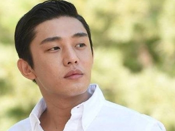 Tampil Botak Hingga Pakai Softlens Hitam, Yoo Ah In Justru Tuai Pujian dari Netter