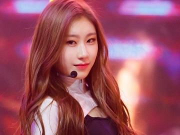 Chaeryeong Derai Air Mata di Acara Fan Sign Hingga Tutupi Wajah dengan Album dari Fans