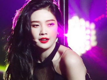 Unggah Foto Seksi Pakai Atasan Bikini Merah, Tali Bra Transparan Joy Malah Bikin Salfok